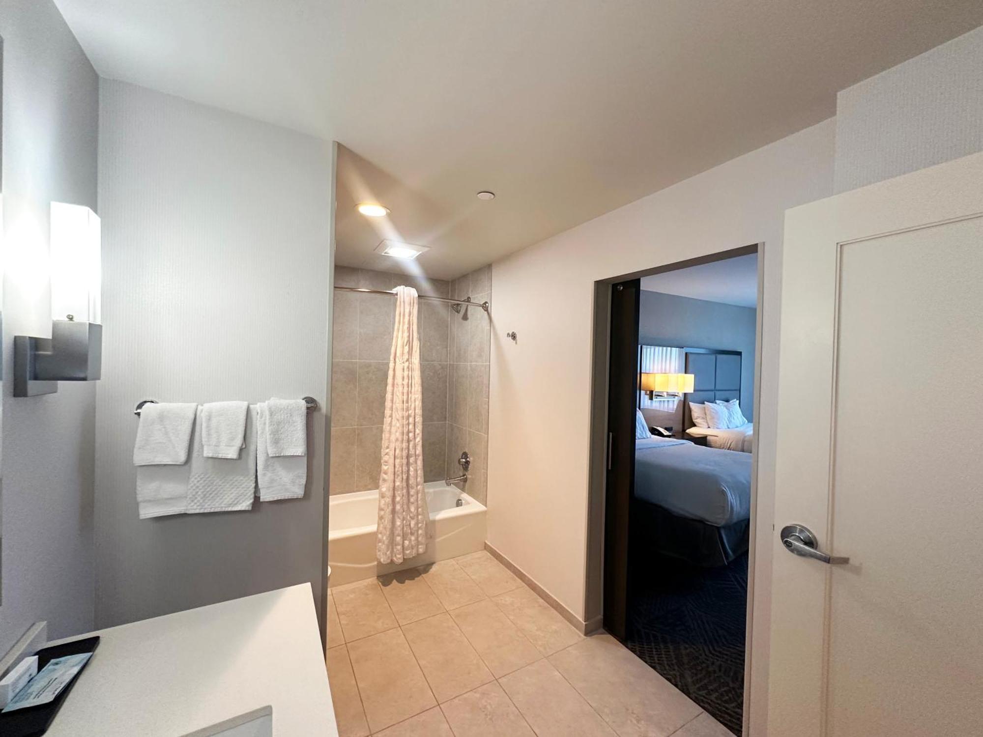 Embassy Suites By Hilton Kansas City Olathe Exterior foto